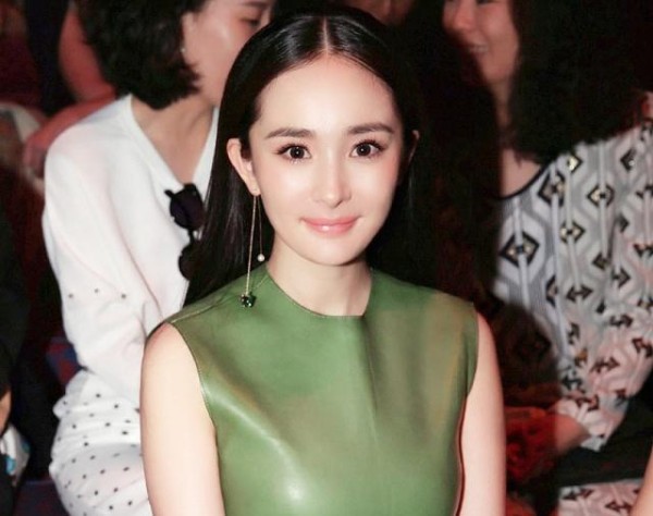 会玩！明星签艺人，杨幂签迪丽热巴大赚，张靓颖签她惹人心疼