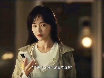 他在战场上节节败退,而她则情绪失控,陷入疯狂