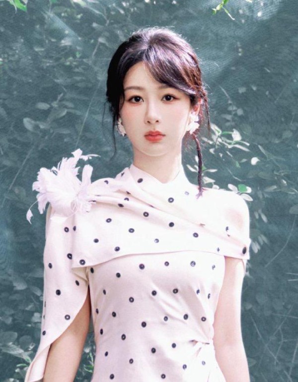 杨紫与古力娜扎同穿高定，都是32岁的流量小花，谁才是时尚赢家？