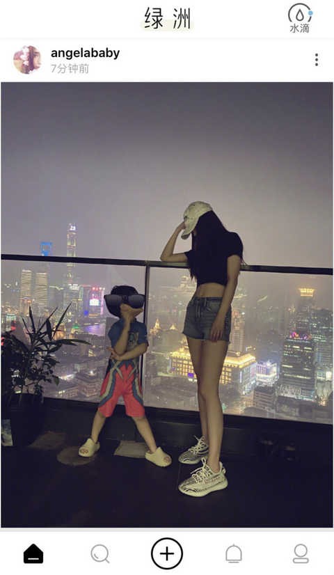 杨颖晒亲子照，3岁小海绵身高惊人长腿抢镜，与黄晓明越长越像
