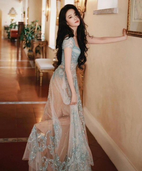刘亦菲的仙气穿搭：东方之美的现代诠释