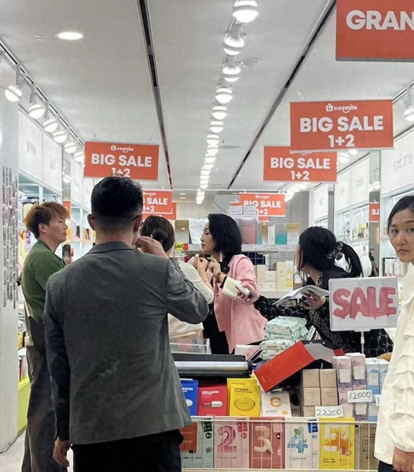 曹颖近况引热议！现身韩国夜市小店卖货，浓妆艳抹网友直呼认不出