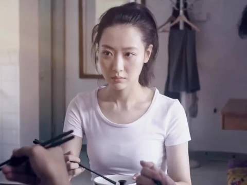 女孩被养父欺负多年,最后忍无可忍霸气反击