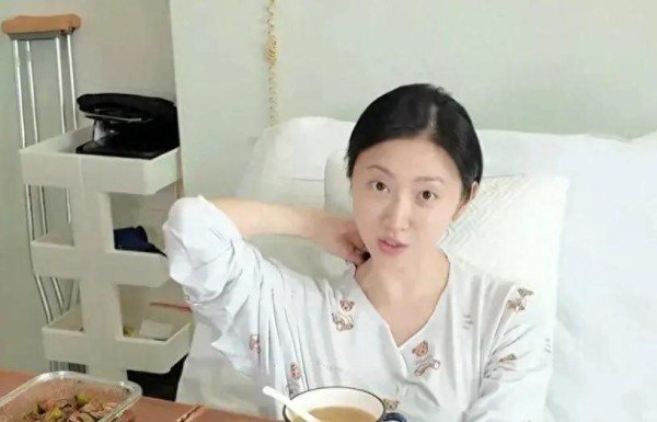景甜承认住院动手术，素颜分享过程疼痛和后期的康复计划