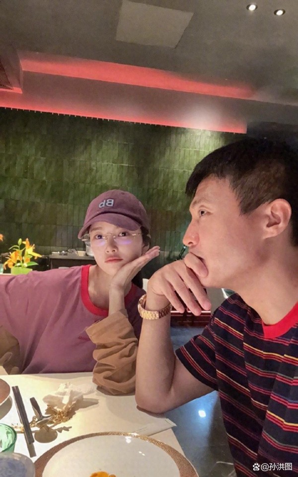 王灿与名媛聚会背后有何巧合？合影细节令人疑惑