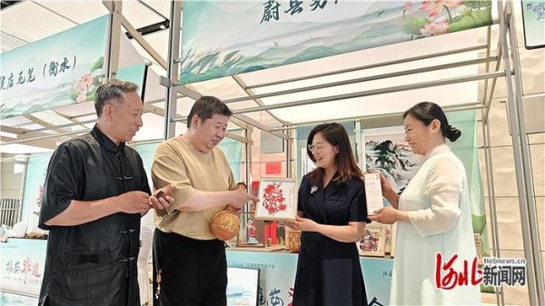 6月14日，在2025“雄安非遗大会”展区，各地非遗“守艺人”找朋友话发展。河北日报记者 曹铮摄