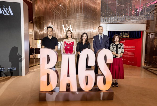 英国V&A博物馆 “包里包外（Bags: Inside Out）”展览华南首秀 限时空间体验登陆广州太古汇