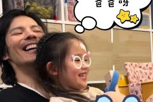 向佐女儿正面照曝光 六一儿童节晒娃引热议