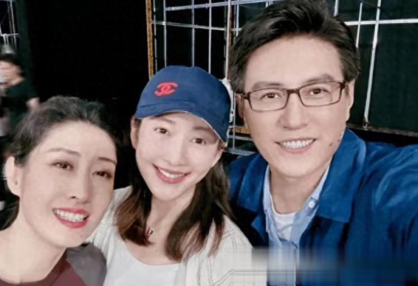 荧幕背后的温暖：岁月流转，情谊永固：三位演员的友情佳话