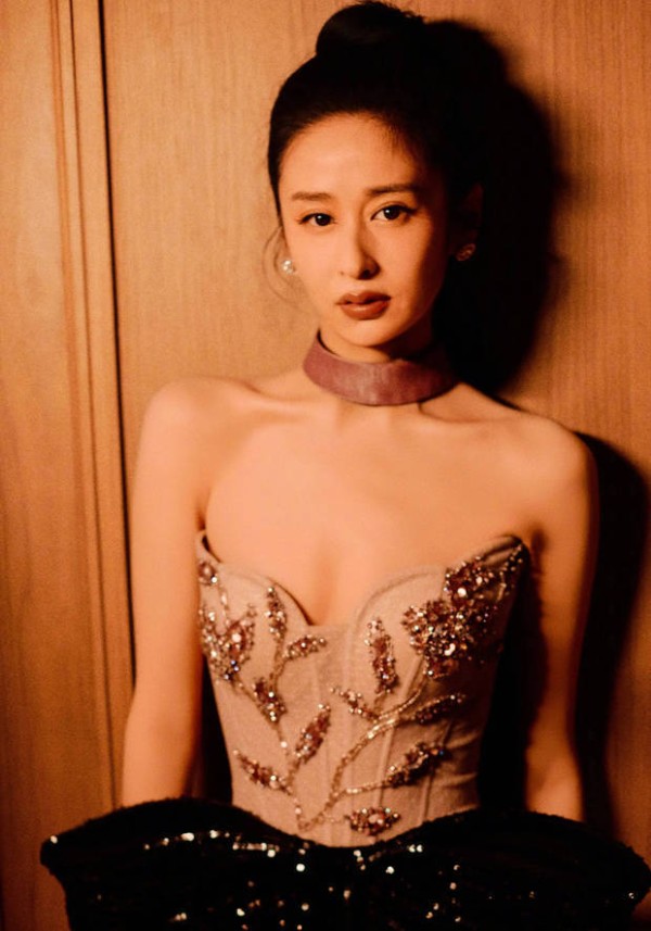 颖儿穿碎钻抹胸裙出镜 美背吸睛尽显豪门千金范