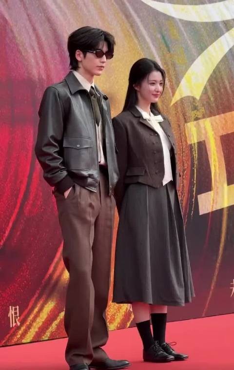 张凌赫、王楚然新剧开机路透，️严选就是般配，终于搭上了一个高个男主