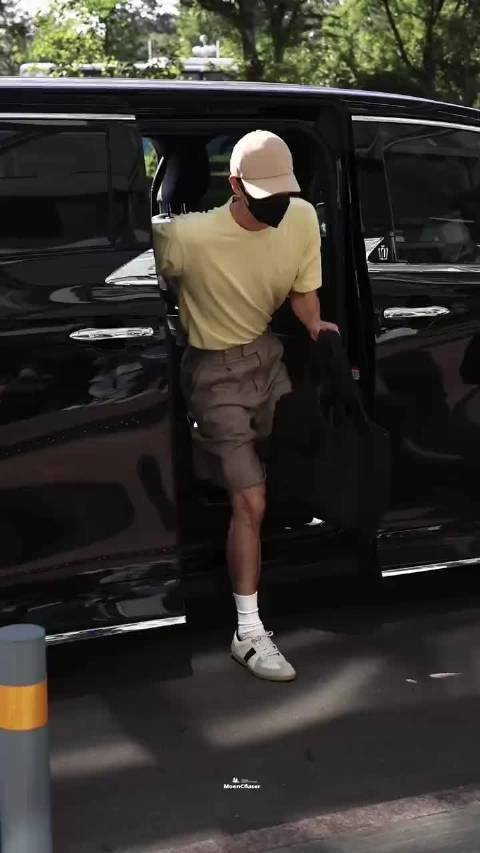 李昀锐启程巴黎时装周,清爽造型状态佳