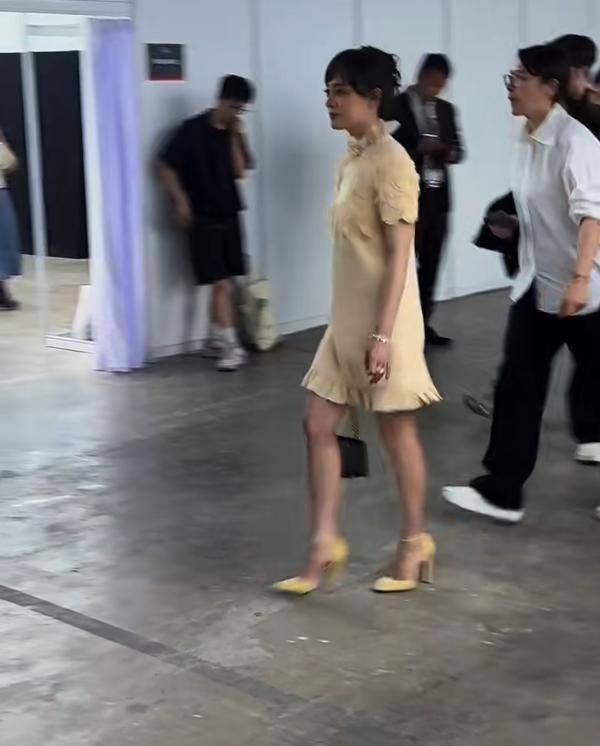 红毯幕后揭秘，孙俪神似胡曼黎，杨幂状态略显狼狈，吴谨言完美扛住