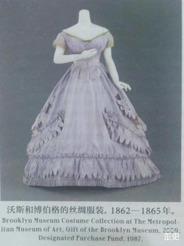 从香奈儿到麦昆，百年时尚史变迁，宫廷贵妇的衣着终于走向大众
