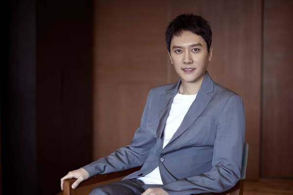 拍十几年戏没火，临时被拉去救场演男主意外走红，他是谁？