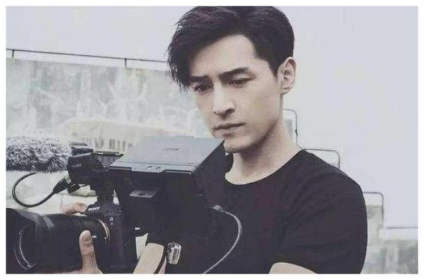 他曾经被经纪公司嫌弃古装太丑，后被经纪人发掘，成就一部经典