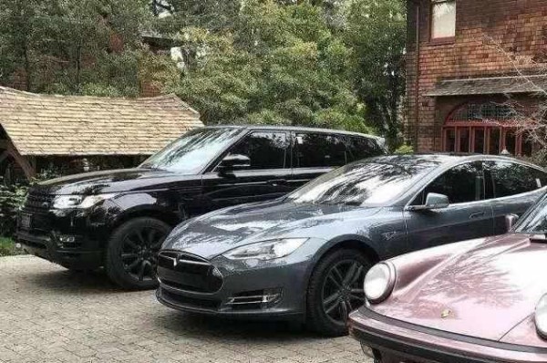 他被成龙经纪人发掘，现片酬1000万，16岁开保时捷，名下豪车如云-有驾