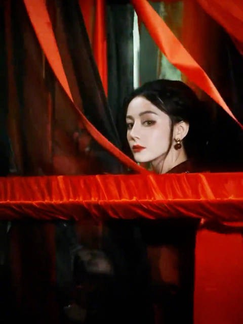 迪丽热巴恶女手势舞变装演绎鬼王贺思慕