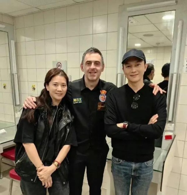 张智霖晒球场合照，赵心童人气飙升，未来或成斯诺克超级明星！