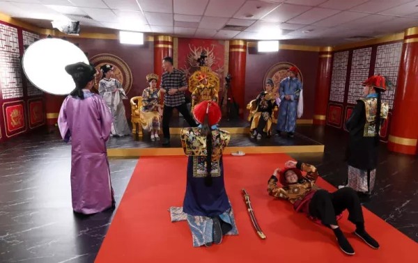 梁志强开办演艺训练营 花逾百万新元打造电影实景