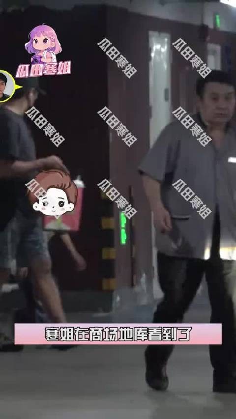 刘诗诗和吴奇隆带着儿子在商场吃饭,然后一起回家
