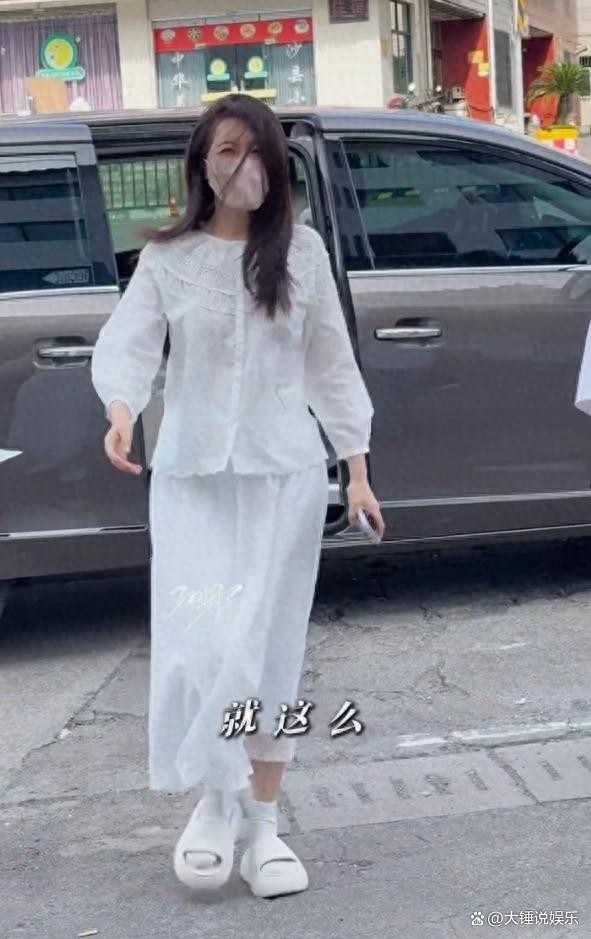 曾黎调侃“四个寥寥无几的粉丝”，网友争论“情商是否在线”