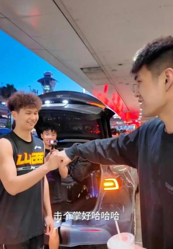 陈国豪赴美特训偶遇朱芳雨儿子，朱总这是要打感情牌了吗？转会传闻再起波澜