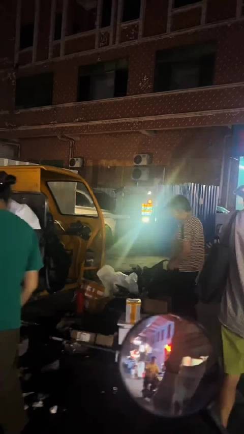 小姐姐主动要求加微信，路边两位小伙子吓坏了