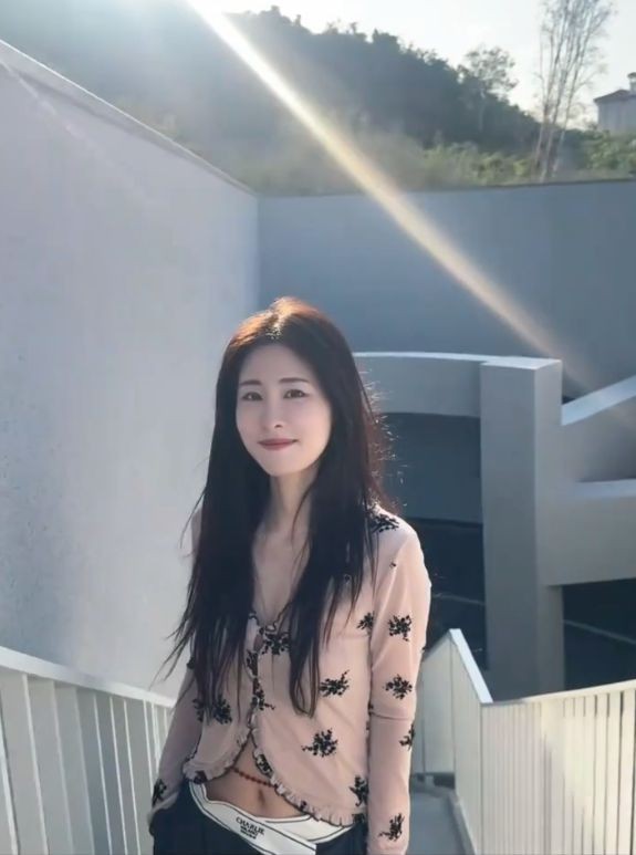 张碧晨首晒女儿，6岁华迎辰穿公主裙依偎妈妈怀里，没爸也很有爱