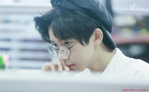 tf家族练习生贺峻霖女朋友是谁 贺峻霖和女生亲密照被扒