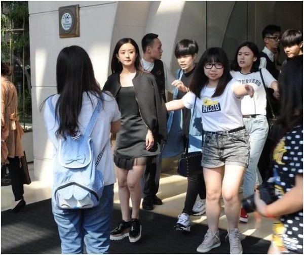 明星人设不断崩塌，网友深扒赵丽颖节俭人设，真相揭开
