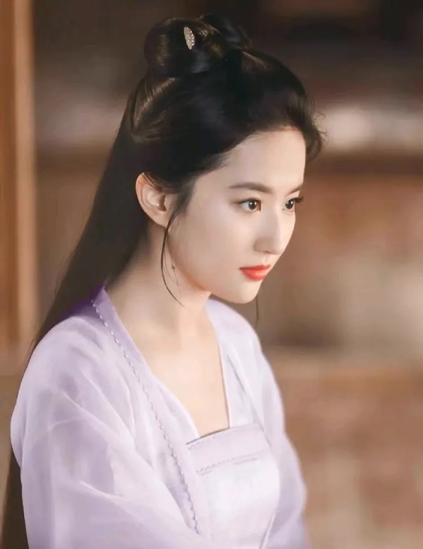 独白与听月：刘亦菲自2002年出道以来，虽然电视剧作品数量较少（已知6部），但她在电影领域的表现更为活跃，参演了超过20部电影，并持续拓展国际事业。以下是关于她演艺生涯的详细分析： 一、电视剧作品（6部） 1. 《金粉世家》（2003） 角色：白秀珠（出道作，15岁出演） 2. 《天龙八部》（2003） 角色：王语嫣（获称“神仙姐姐”） 3. 《仙剑奇侠传》（2005）...