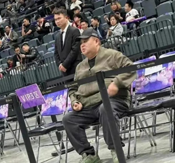 德云社孙越北京参加孙悦九号球衣退役仪式，不穿大褂变瘦成普通人