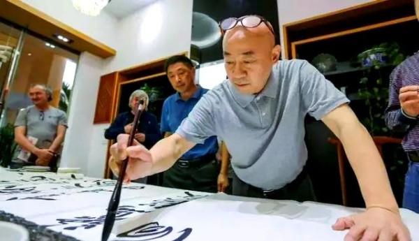 范扬：从画家到书法市场的耀眼明星
