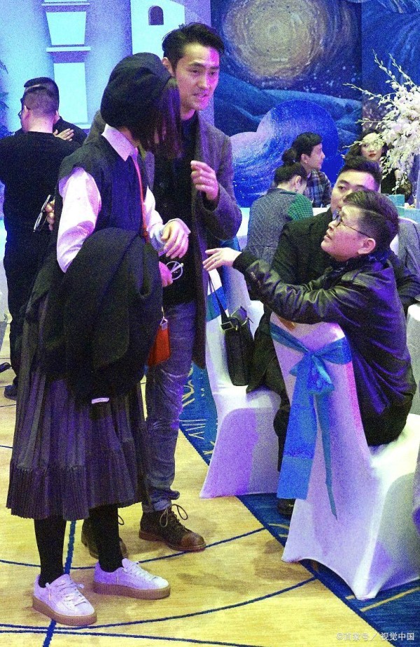 刘亦菲陈晓台下耳边私语！李现想要帮忙提裙摆，哪一对更好嗑？