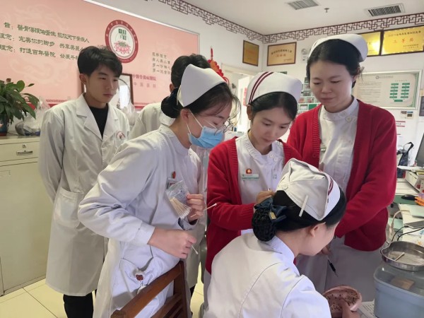 优质护理服务明星护士 张霞影:爱一行,才能做好一行!