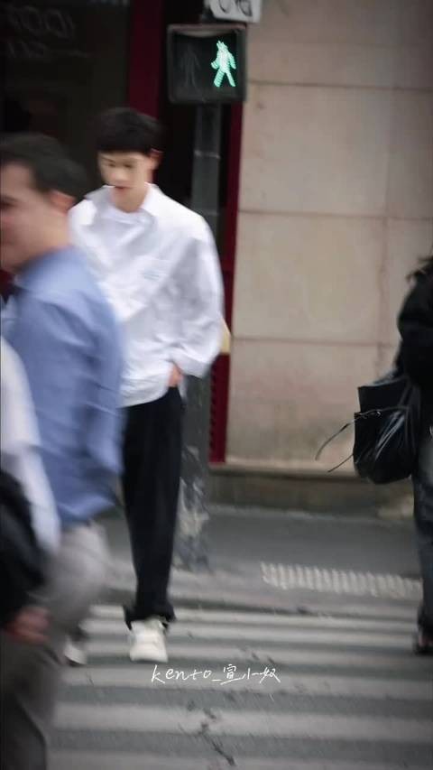 李昀锐巴黎外拍路透曝光，少年感十足