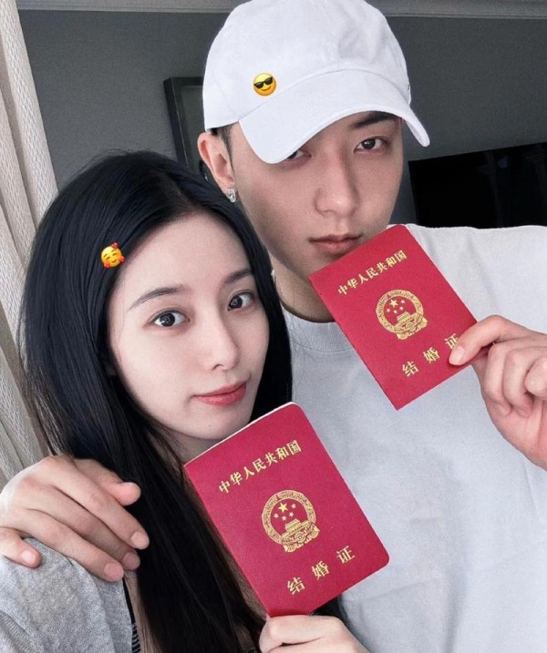 徐艺洋黄子韬情侣持结婚证庆祝婚姻登记成功