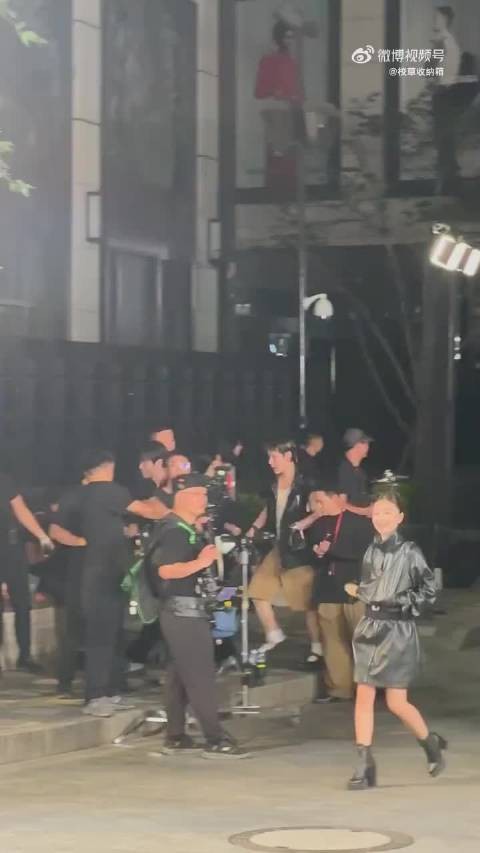 路人镜头直击周冬雨灿烂笑容展自然美