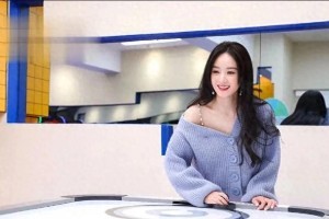 赵丽颖上海商场偶遇 粉色秀发惊艳全场
