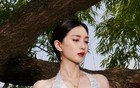 江疏影，光 jio丫爬树写真大片，迷丝人！