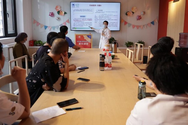 2023年5月30日，家长们在北京“麦当劳叔叔之家”参加“守护健康”家长科普讲堂。新华社记者张玉薇 摄