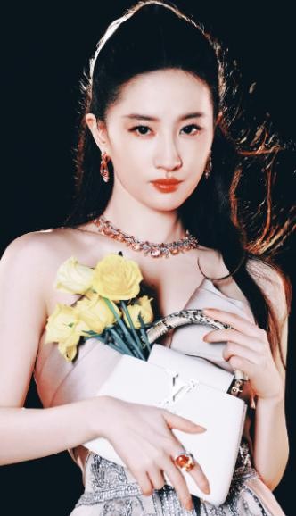 刘亦菲：坐拥亿万豪宅，驾驶百万豪车，为何仍未婚？