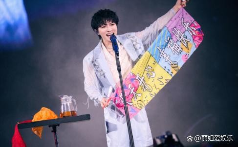 歌手周深突然宣布巡演再启航，海外票房创纪录，华语乐坛新高度！