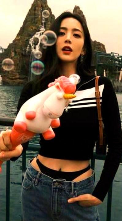 娱乐圈女星穿着引发热议：从比基尼到多元审美