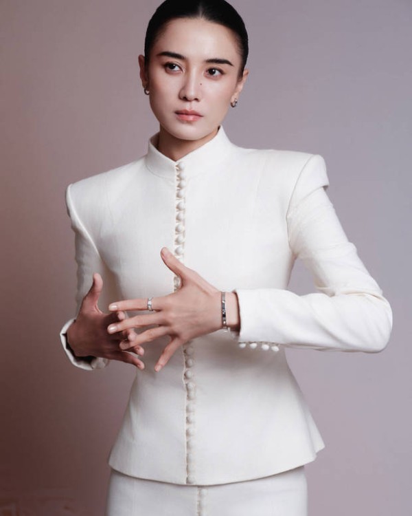 宋佳的五官精致，颜值能打！
