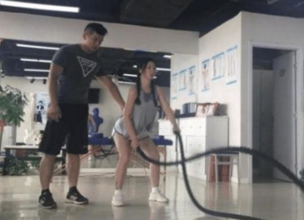 39岁的柳岩去健身房被拍，累到衣服被汗水浸湿，大腿肉过于真实