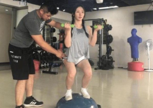 39岁的柳岩去健身房被拍，累到衣服被汗水浸湿，大腿肉过于真实