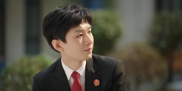 成毅底线法官造型
