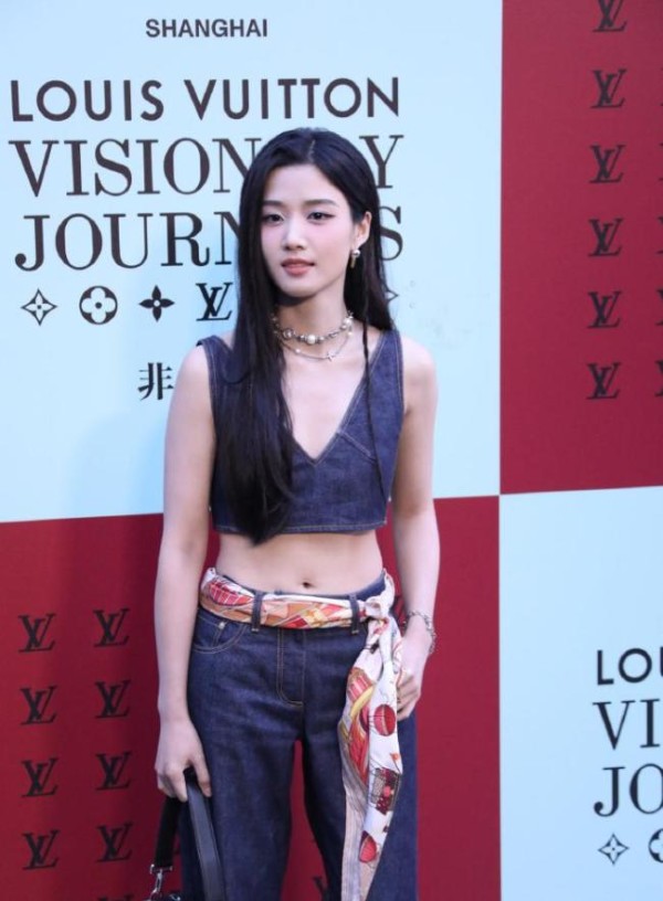 王楚钦亮相LV大秀 首次时尚公开亮相